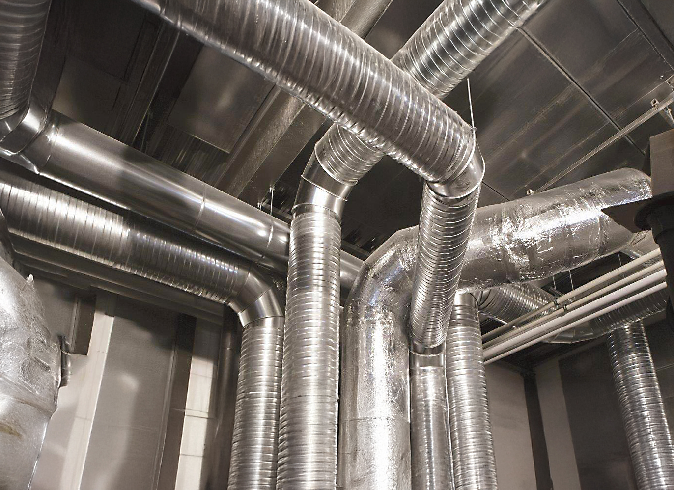 Ventilationskanaler som är stora rör i plåt där mam kan installera luftreningssystem i