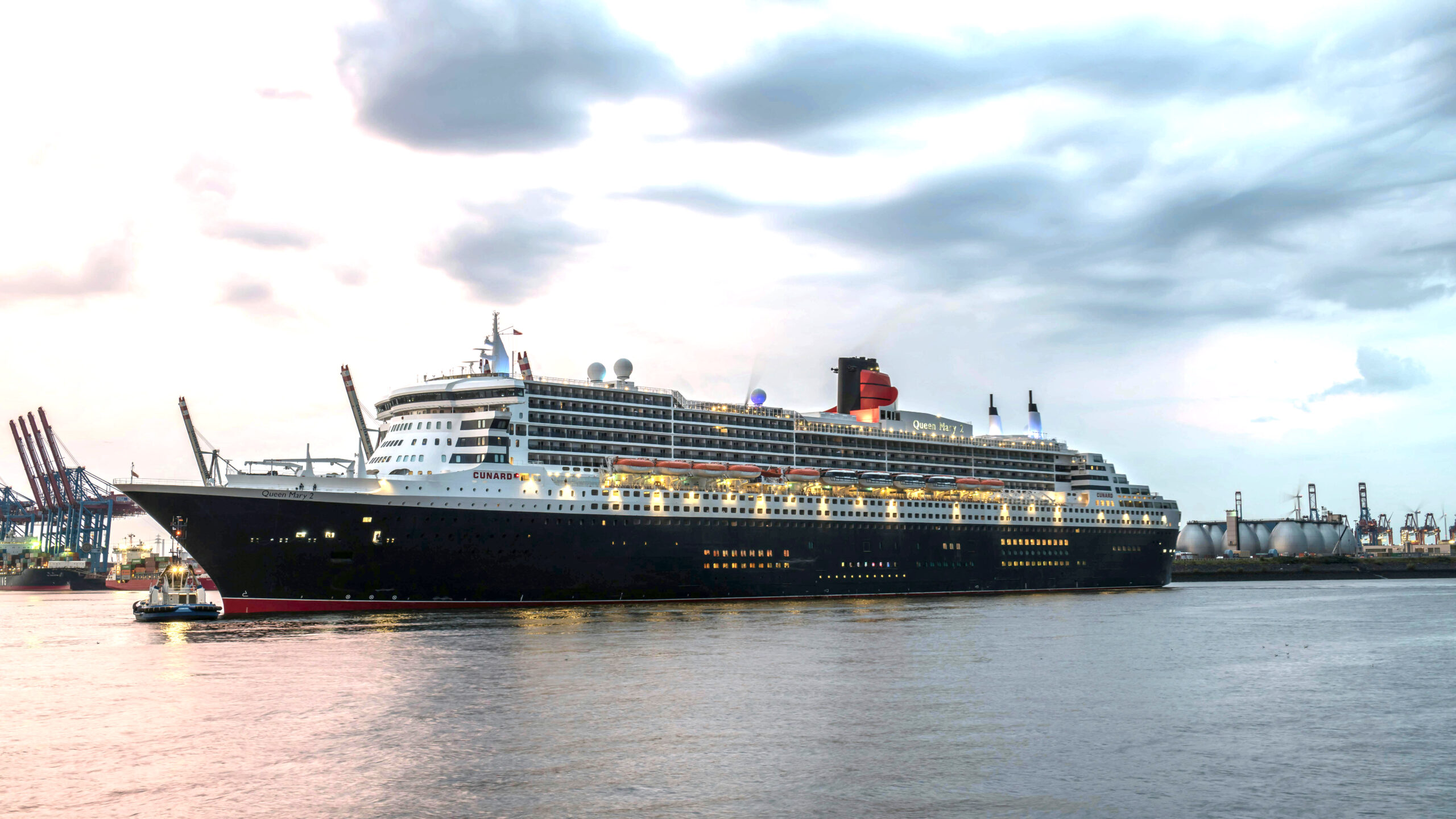 Um grande navio de cruzeiro no porto