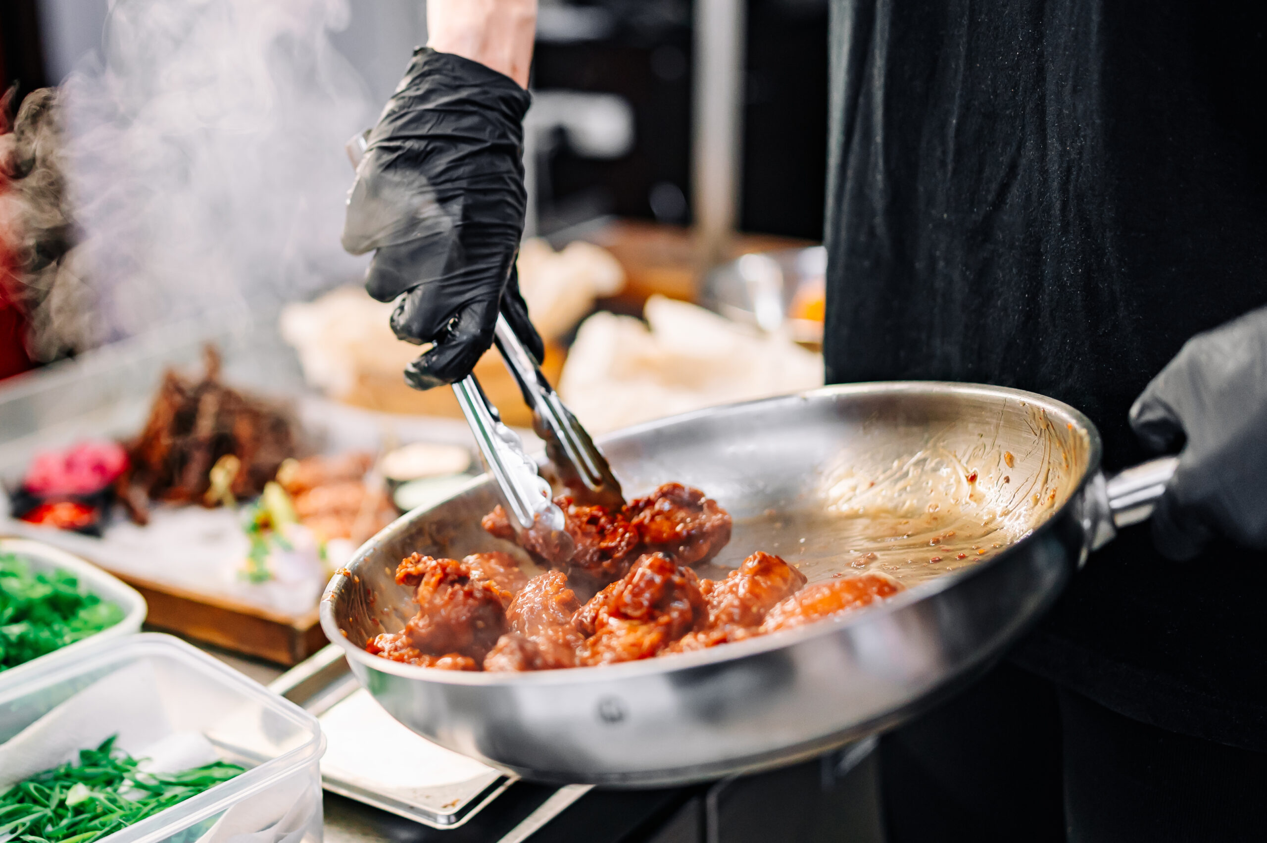 Um close-up de um chef fritando alimentos em uma frigideira