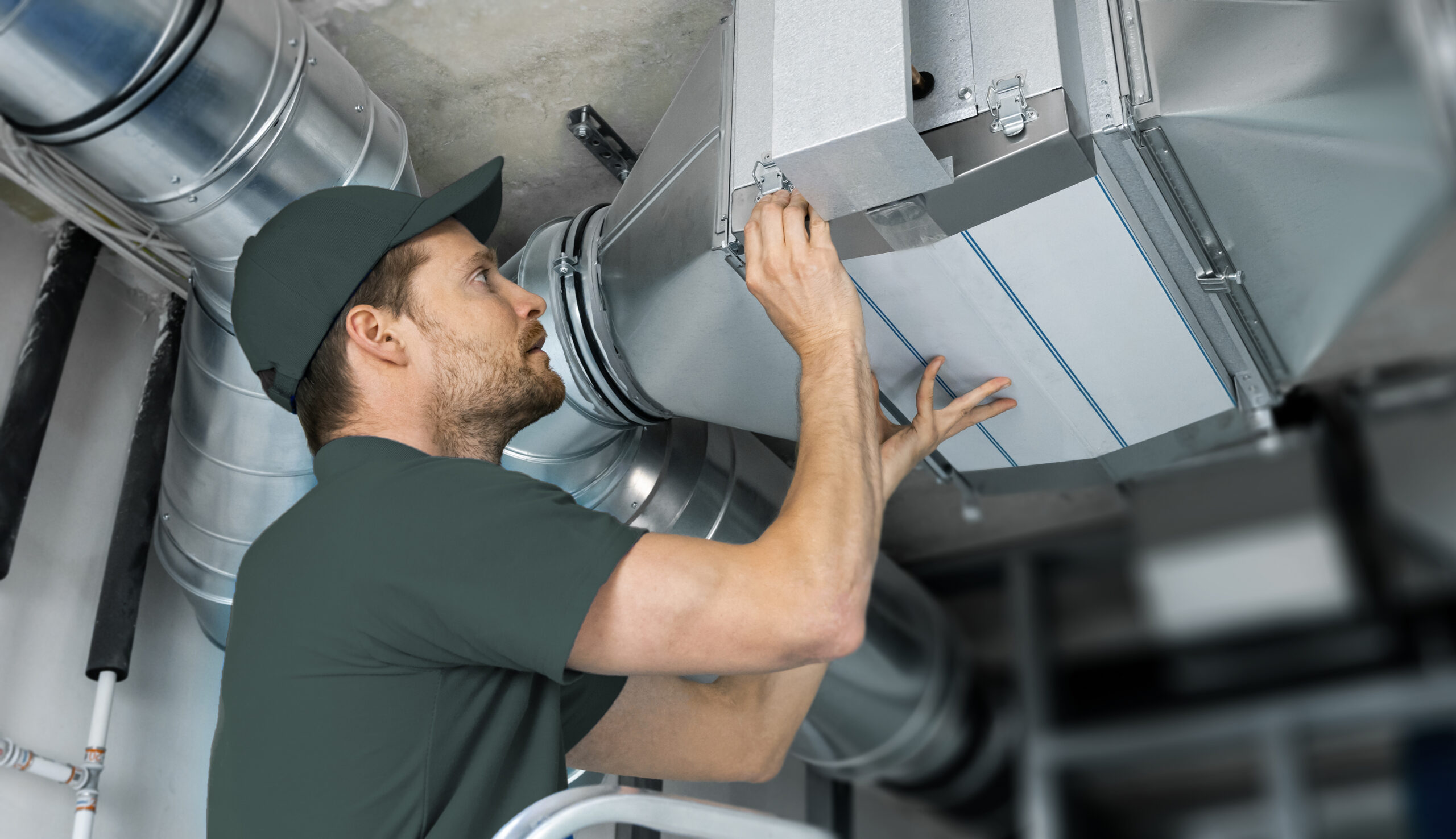 Um close-up de um técnico de ventilação fazendo a manutenção de uma unidade de ventilação